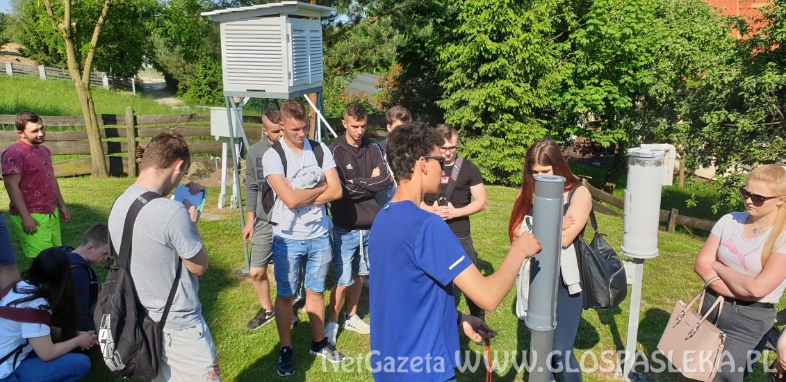 Licealiści z ZSEiT  na stacji meteorologicznej