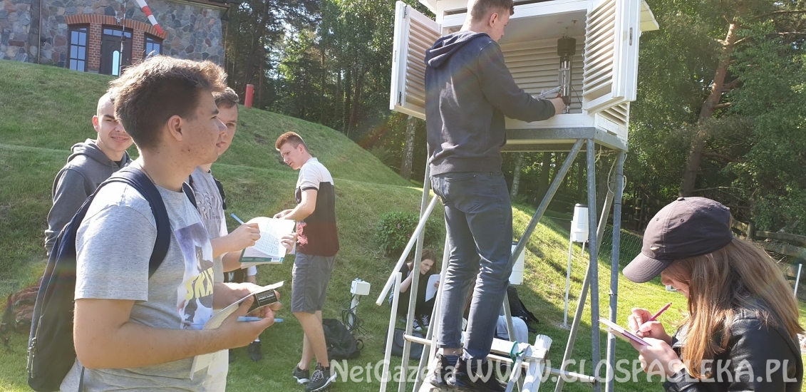 Licealiści z ZSEiT  na stacji meteorologicznej