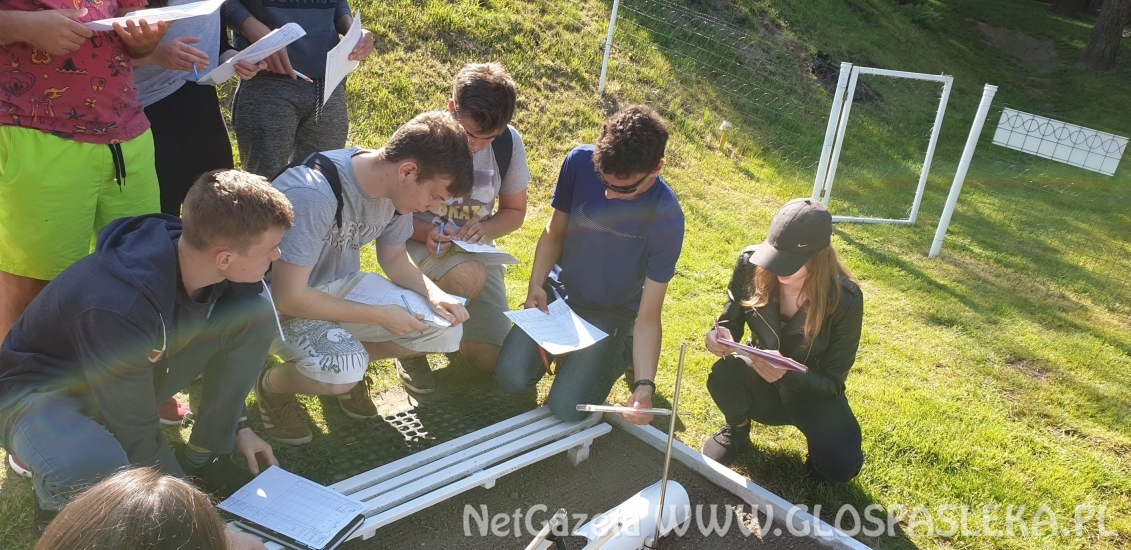 Licealiści z ZSEiT  na stacji meteorologicznej