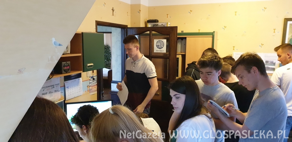 Licealiści z ZSEiT  na stacji meteorologicznej