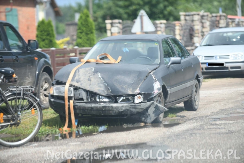 Traktor z samochodem osobowym