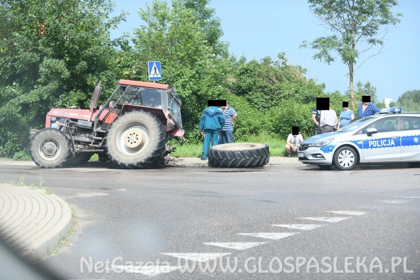 Traktor z samochodem osobowym