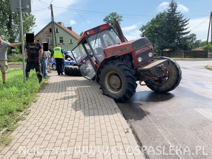 Traktor z samochodem osobowym