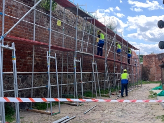 Ruszył remont murów