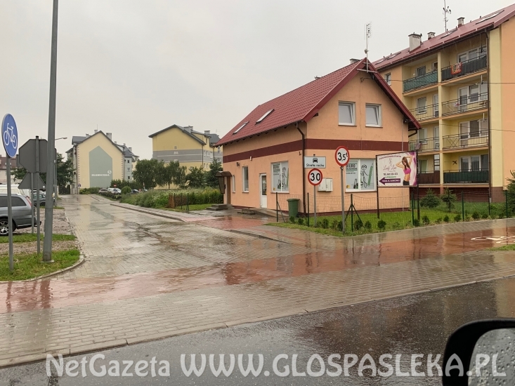 Plac zabaw i garaże