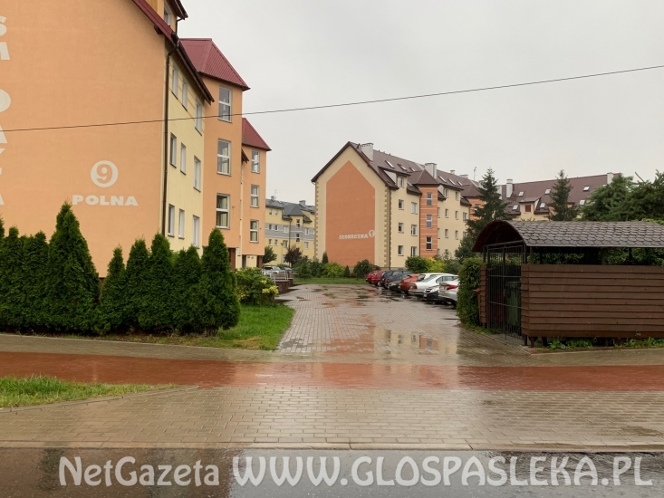 Plac zabaw i garaże