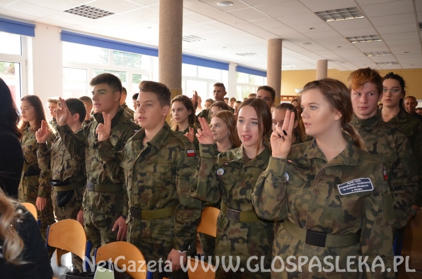 Ślubowanie i otrzęsiny pierwszych klas w ZSEiT