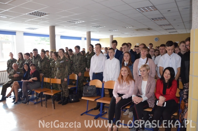 Ślubowanie i otrzęsiny pierwszych klas w ZSEiT