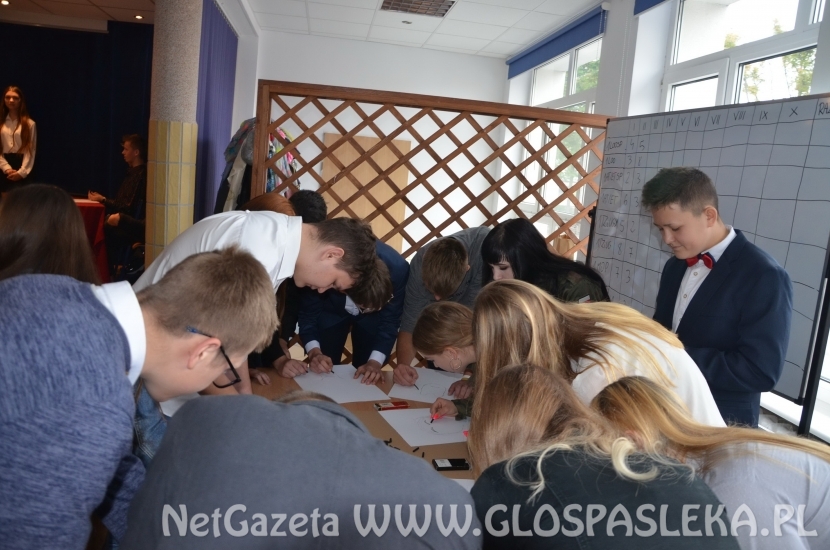 Ślubowanie i otrzęsiny pierwszych klas w ZSEiT