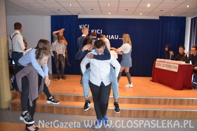 Ślubowanie i otrzęsiny pierwszych klas w ZSEiT