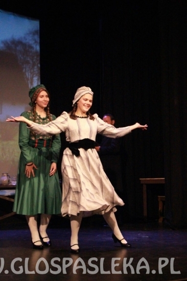 Jeździec na siwym koniu