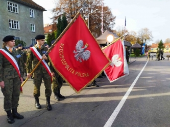 Sztandar ZSEiT salutuje sztandarowi pułku