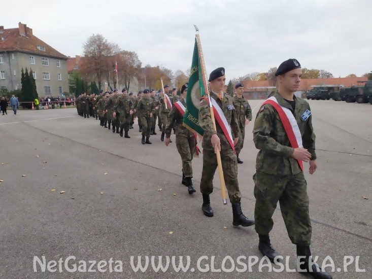 Sztandar ZSEiT salutuje sztandarowi pułku