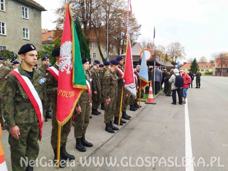 Sztandar ZSEiT salutuje sztandarowi pułku