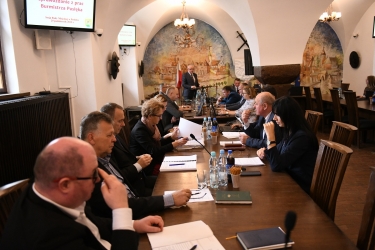 Na sesji o murach obronnych