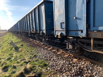 Kolizja samochodu VW z pociągiem towarowym