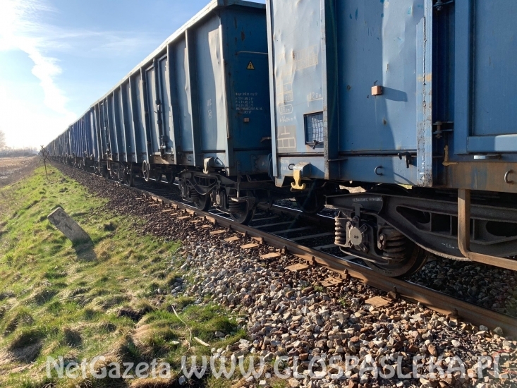 Kolizja samochodu VW z pociągiem towarowym