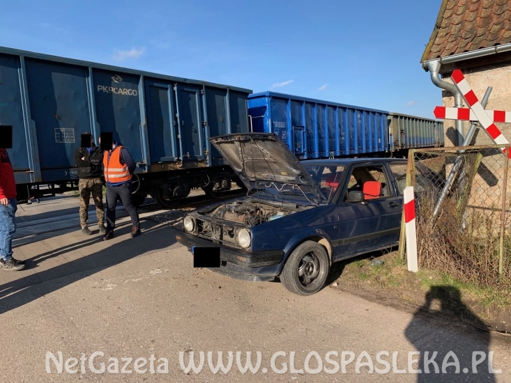 Kolizja samochodu VW z pociągiem towarowym