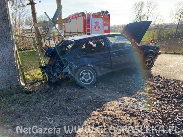 Kolizja samochodu VW z pociągiem towarowym