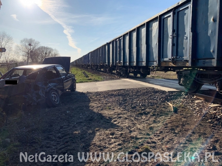 Kolizja samochodu VW z pociągiem towarowym