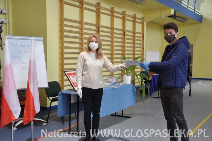 Rozdanie świadectw w ZS Pasłęk