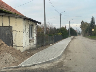 Dobre tempo na budowie chodnika