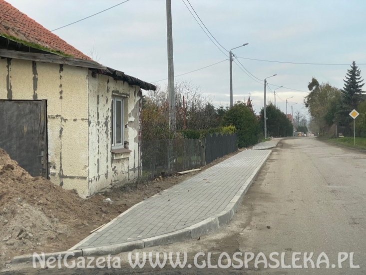 Dobre tempo na budowie chodnika