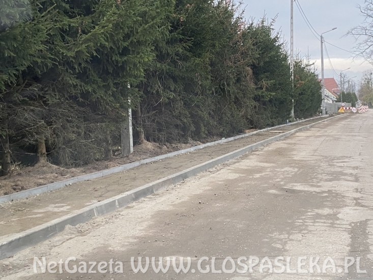 Dobre tempo na budowie chodnika