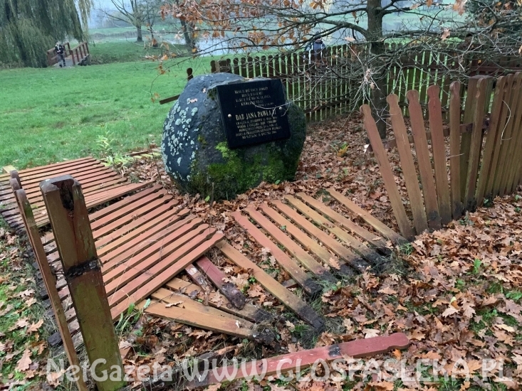 Zdewastowano miejsce wokół Dębu Papieskiego