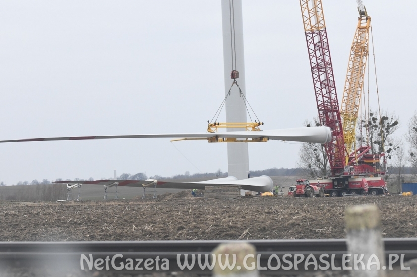 Pierwsza siłownia wiatrowa zmontowana