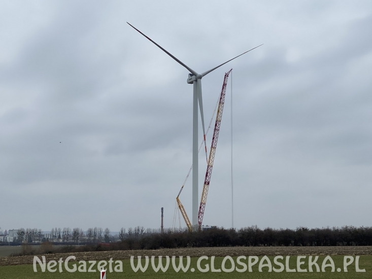 Pierwsza siłownia wiatrowa zmontowana