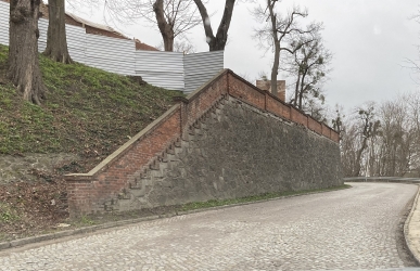 Jedna oferta na remont muru i schodów