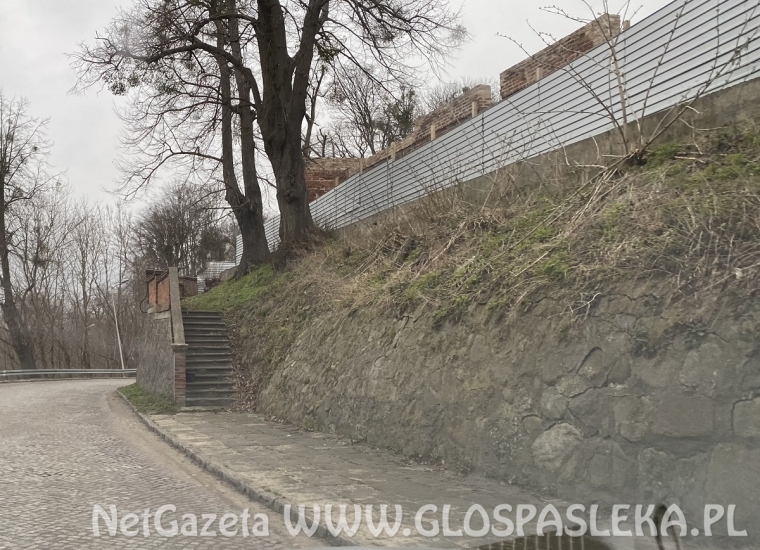 Jedna oferta na remont muru i schodów