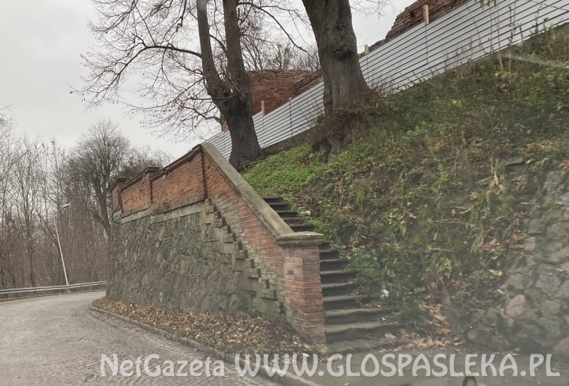 Jedna oferta na remont muru i schodów