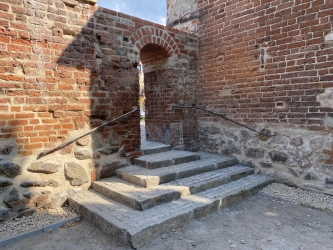 Przejście w murze gotowe