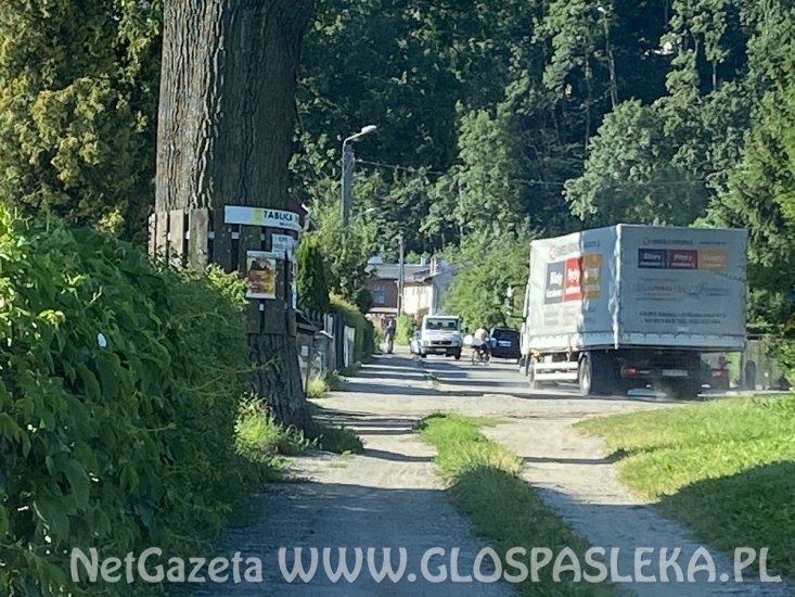 Znaki stoją, kierowcy jadą