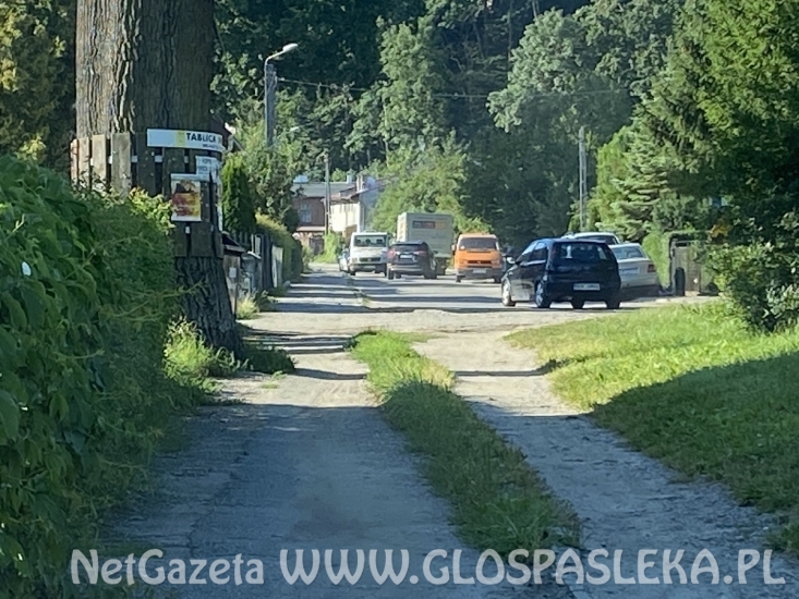 Znaki stoją, kierowcy jadą