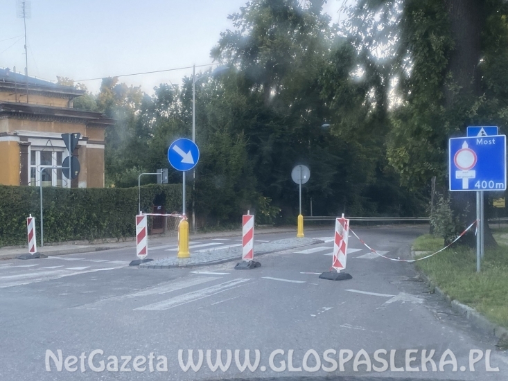 Znaki stoją, kierowcy jadą