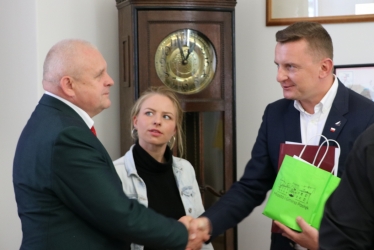 Umowa na zakup namiotu podpisana