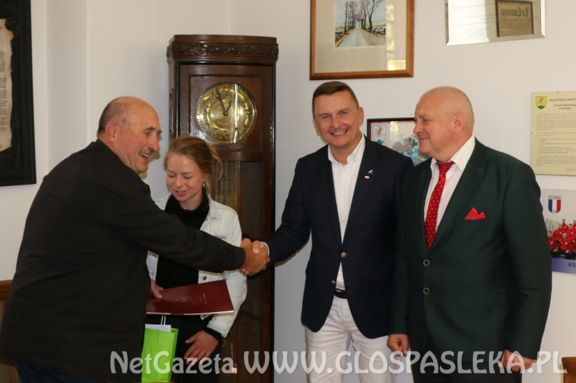 Umowa na zakup namiotu podpisana