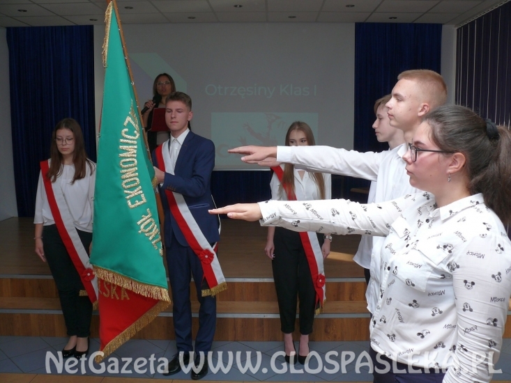 Ślubowanie i otrzęsiny klas pierwszych w ZSEiT w Pasłęku