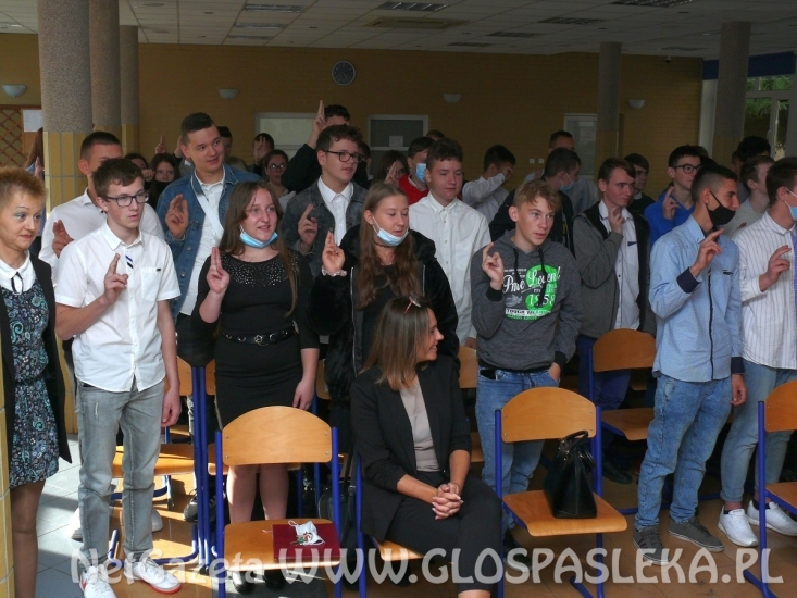Ślubowanie i otrzęsiny klas pierwszych w ZSEiT w Pasłęku