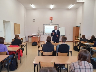 Uczniowie ZS za pan brat z zagadnieniami prawnymi 