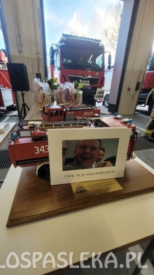 Tradycyjne pożegnanie strażaków odchodzących na emeryturę