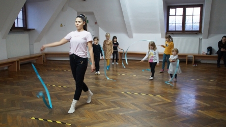 TANIEC WSPÓŁCZESNY ZE WSTĄŻKĄ - PIERWSZE ZAJĘCIA