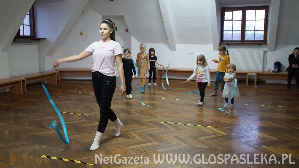 TANIEC WSPÓŁCZESNY ZE WSTĄŻKĄ - PIERWSZE ZAJĘCIA