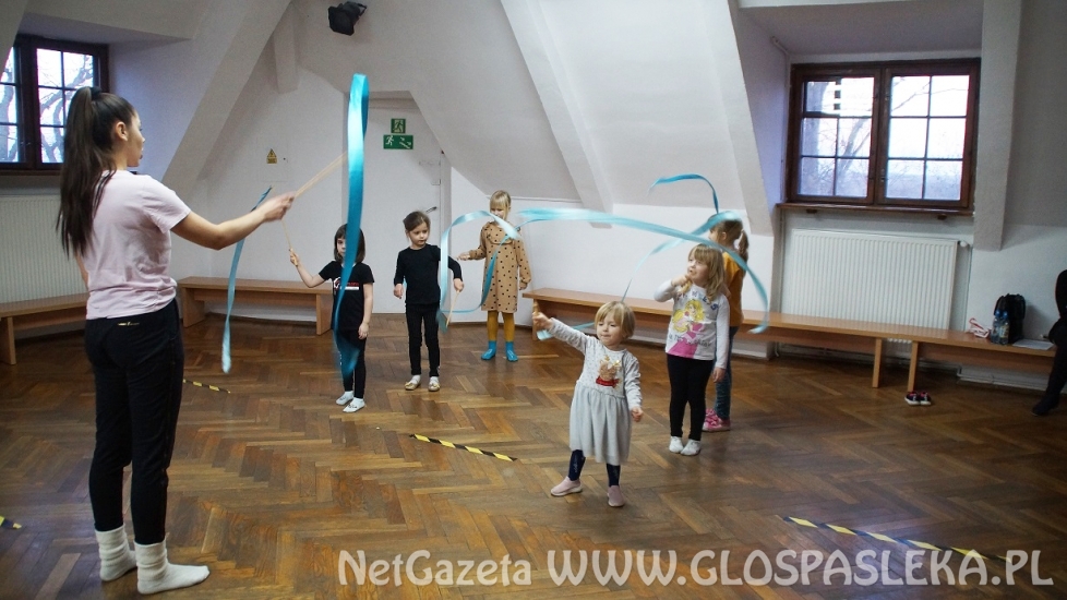 TANIEC WSPÓŁCZESNY ZE WSTĄŻKĄ - PIERWSZE ZAJĘCIA