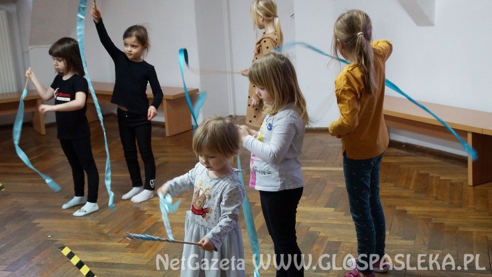 TANIEC WSPÓŁCZESNY ZE WSTĄŻKĄ - PIERWSZE ZAJĘCIA