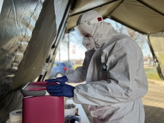 Żołnierze braniewskiego batalionu wykonują wymazy