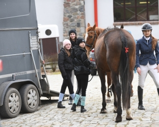 Regionalne skakanie amazonek z Nenii